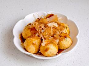 当让木鱼花，挤入照烧汁。