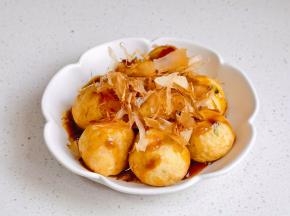 当让木鱼花，挤入照烧汁。