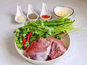 准备食材，牛肉将血水泡出。