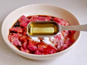 淋上一勺橄榄油。