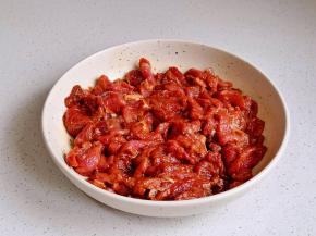 抓拌均匀腌制20分钟。