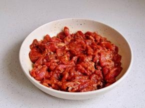 抓拌均匀腌制20分钟。