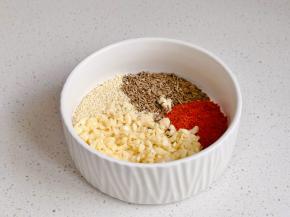 蒜末+芝麻+孜然+辣椒粉，泼热油。