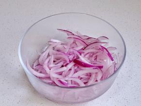 洋葱切丝，加少许盐腌制5分钟，挤干水分。