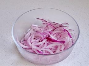 洋葱切丝，加少许盐腌制5分钟，挤干水分。