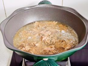 水开下牛肉，煮至变色捞出，不要煮太牛哦，避免影响口感。