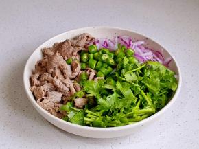 牛肉，香菜段，洋葱丝，辣椒段放入盘中。