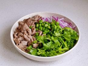 牛肉，香菜段，洋葱丝，辣椒段放入盘中。
