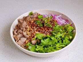 淋上酱汁，拌均匀即可食用。