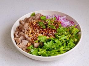 淋上酱汁，拌均匀即可食用。