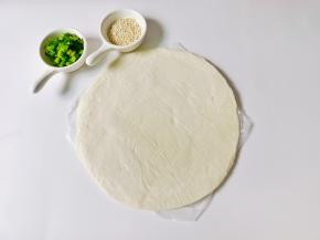 准备手抓饼两张、芝麻、葱花。