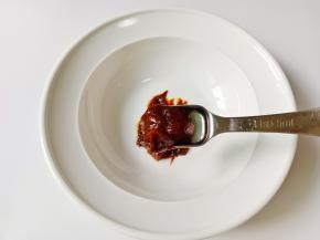 碗里放豆瓣酱两勺。