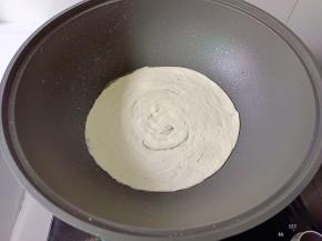 锅里加一点食用油，放入手抓饼。