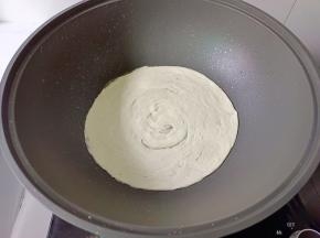 锅里加一点食用油，放入手抓饼。