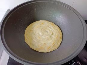 把手抓饼煎两面金黄。