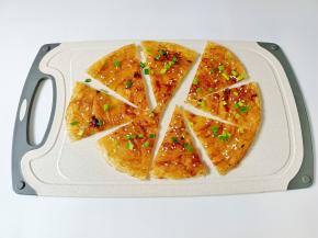 把手抓饼切小块。