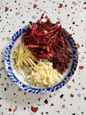 蒜瓣切成小丁，生姜切成丝，干辣椒切成丝，花椒一小把备用！