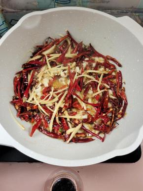 起锅烧油，放入生姜，蒜瓣，干辣椒，花椒爆香！