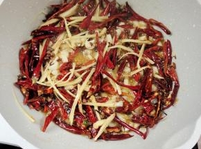 起锅烧油，放入生姜，蒜瓣，干辣椒，花椒爆香！