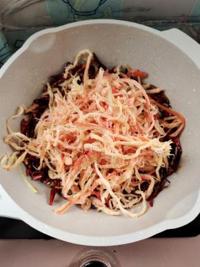 放入熟鱿鱼丝翻炒均匀！