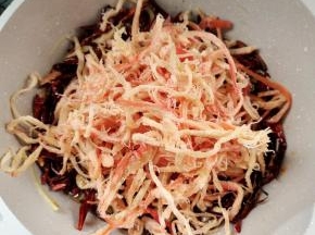 放入熟鱿鱼丝翻炒均匀！