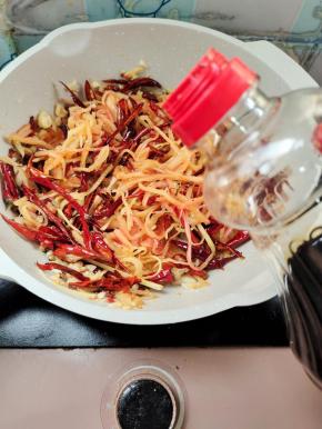 倒入一勺生抽翻炒均匀！