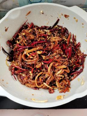 起锅前放入适量的熟白芝麻翻拌均匀即可！