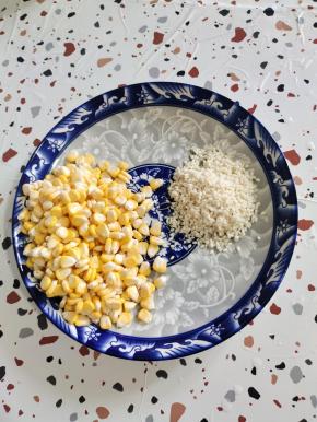 把甜玉米剥出来，清洗干净，糯米也淘洗干净！