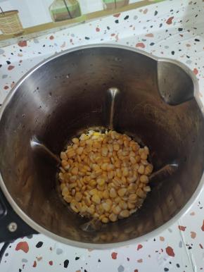 把洗好的甜玉米和糯米放进豆浆机里！（如果家里有破壁机更好！）