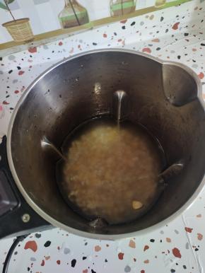 加水至豆浆机最高刻度线！