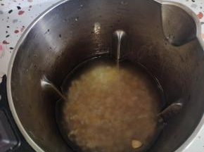 加水至豆浆机最高刻度线！