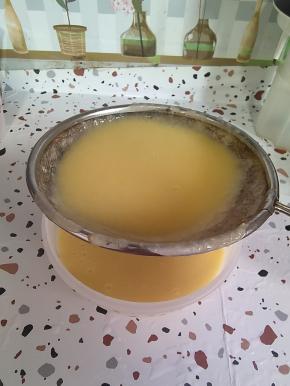 打好的玉米糊，用网筛过滤一下，更细腻！