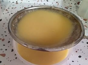 打好的玉米糊，用网筛过滤一下，更细腻！