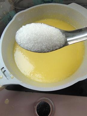 放入三大勺白糖！