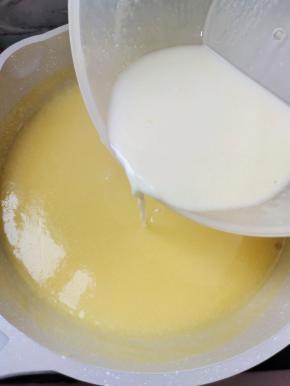 一大勺玉米淀粉加适量的水，调成水淀粉。倒入玉米糊里！