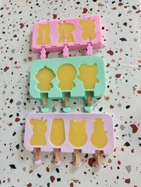 倒入清洗干净的硅胶雪糕模具中！