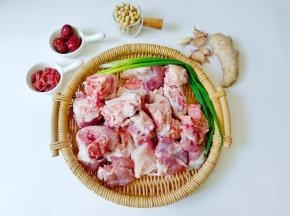 猪脚切小块，加清水浸泡两小时。