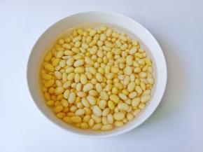 黄豆加清水提前浸泡一夜【天热放冰箱冷藏浸泡】