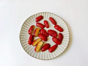 红枣用剪刀剪三小块。