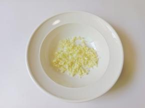 蒜泥切好放入碗里。