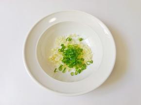 加入葱花。