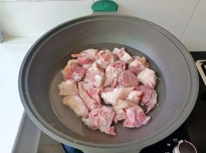 猪脚冷水下锅，