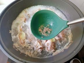 焯水期间撇去浮沫，捞出洗净。