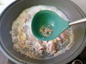 焯水期间撇去浮沫，捞出洗净。