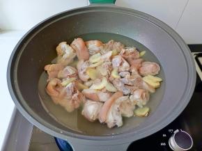 把浸泡黄豆的水放锅里，加猪蹄，生姜片。