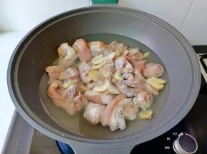 把浸泡黄豆的水放锅里，加猪蹄，生姜片。