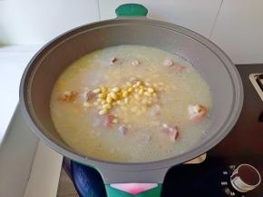 加入黄豆继续煮20分钟。