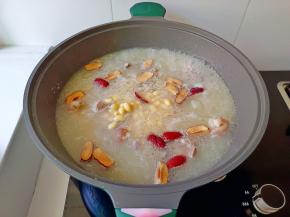 最后加入红枣，盐。