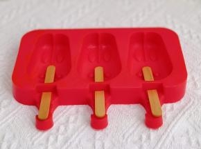 雪糕棍子开水烫一下，放入模具中。