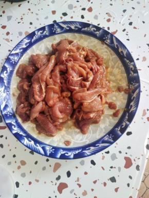 里脊肉切成薄片，放入一勺盐，一勺胡椒粉，一勺生抽，一勺料酒，一个蛋清，一勺玉米淀粉抓拌均匀，腌制10分钟备用！